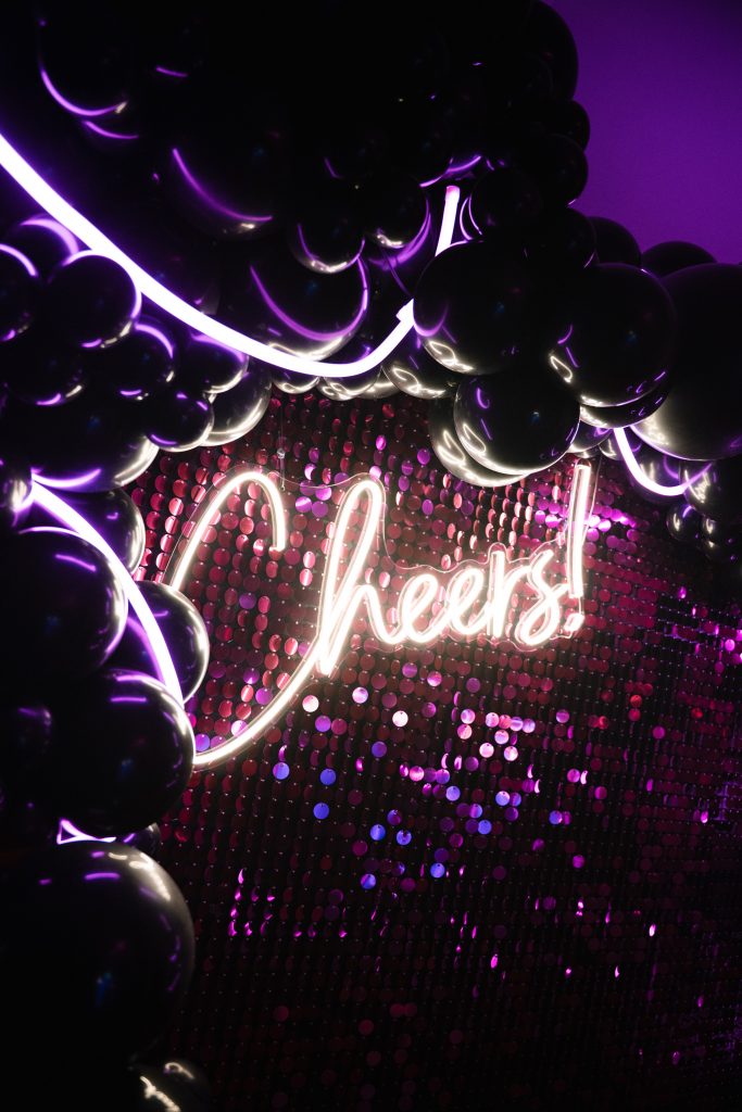 Was für ein unvergesslicher Abend! 

Am 07.11. haben wir mit sinnesgut unser 15-jähriges Firmenjubiläum gefeiert – es war einfach großartig! Gemeinsam mit langjährigen Partnern, Lieblingskundinnen und Freundinnen haben wir in der wunderschönen Villa im Tal gefeiert, was wir in den letzten eineinhalb Jahrzehnten aufgebaut haben.

Viele emotionale Momente, bekannte Gesichter, neue Begegnungen, gute Gespräche, herzliches Lachen, grandiose Musik – alles dabei. 

Wir haben zu unserem Jubiläum in Erinnerungen geschwelgt und neue geschaffen! 

Danke an alle, die diesen Abend mit uns gefeiert haben und unseren Weg seit so vielen Jahren begleiten. Ihr macht sinnesgut zu dem, was es ist. 

Auf die nächsten 15 Jahre! 