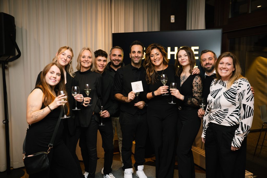 Was für ein unvergesslicher Abend! 

Am 07.11. haben wir mit sinnesgut unser 15-jähriges Firmenjubiläum gefeiert – es war einfach großartig! Gemeinsam mit langjährigen Partnern, Lieblingskundinnen und Freundinnen haben wir in der wunderschönen Villa im Tal gefeiert, was wir in den letzten eineinhalb Jahrzehnten aufgebaut haben.

Viele emotionale Momente, bekannte Gesichter, neue Begegnungen, gute Gespräche, herzliches Lachen, grandiose Musik – alles dabei. 

Wir haben zu unserem Jubiläum in Erinnerungen geschwelgt und neue geschaffen! 

Danke an alle, die diesen Abend mit uns gefeiert haben und unseren Weg seit so vielen Jahren begleiten. Ihr macht sinnesgut zu dem, was es ist. 

Auf die nächsten 15 Jahre! 