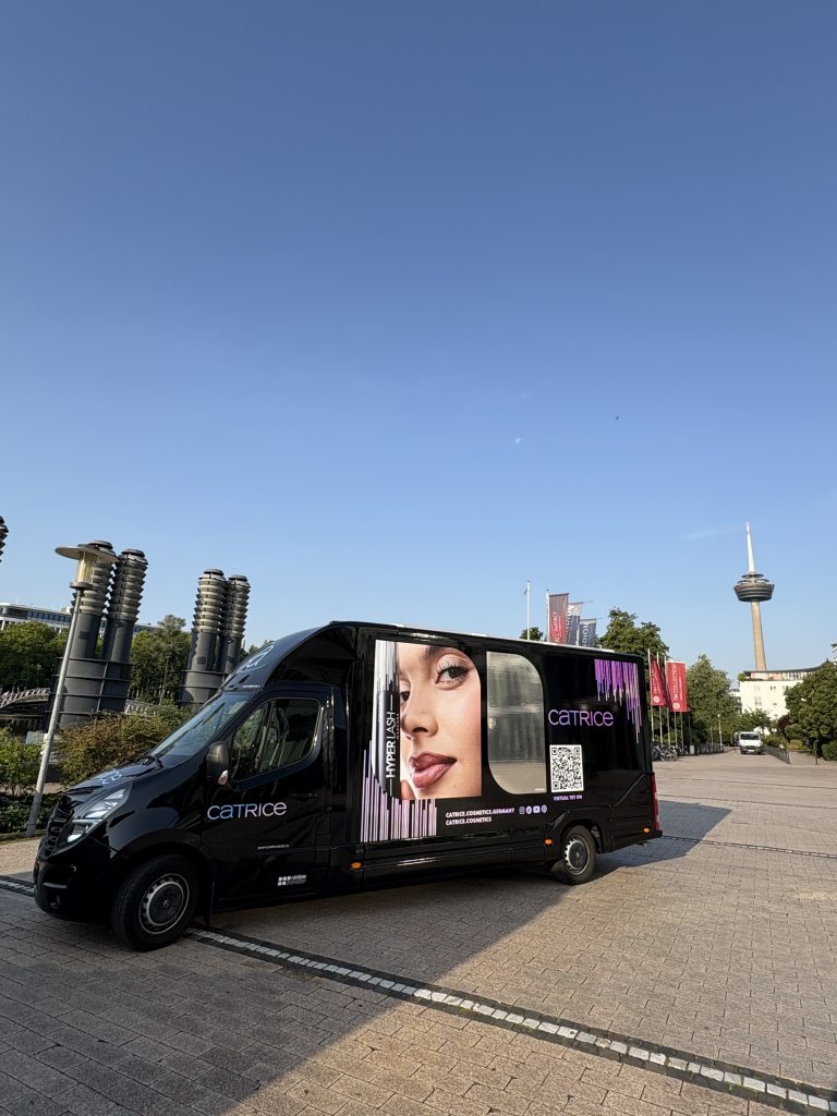 Für CATRICE mit @karokauer on Tour!
 
Unser Kunde Catrice war offizieller Partner auf der diesjährigen Tour von Karo Kauer und wir durften mit sinnesgut die Roadshow rund um die neue „Hyper Lash Mascara“ realisieren!
 
Mit dem auffällig gebrandeten „Hyper Lash“ Promotruck – inspiriert vom Design der Mascara, tourten wir durch Deutschland und Österreich: Von Graz über Salzburg und München, Potsdam und Hamburg bis nach Köln und Frankfurt. Bereits auf den Straßen war der Truck ein absoluter Hingucker.
 
Im Inneren erwartete die Besucher:innen ein aufwändig gestalteter, voll verspiegelter Raum, der an ein Kaleidoskop erinnerte.
Hier konnte ein personalisiertes Foto aufgenommen, ausgedruckt und als Erinnerung mitgenommen werden!
 
Ein interaktives Glücksrad sorgte für zusätzlichen Spaß und Spannung: Hier warteten attraktive Sofortgewinne, wie ein professionelles Touch-Up bei unserer Make-Up Artistin und natürlich auch der Hauptpreis – die neue Hyper Lash Mascara.
 
Wir freuen uns sehr, dass wir diese besondere Tour gemeinsam mit Catrice umsetzen konnten!